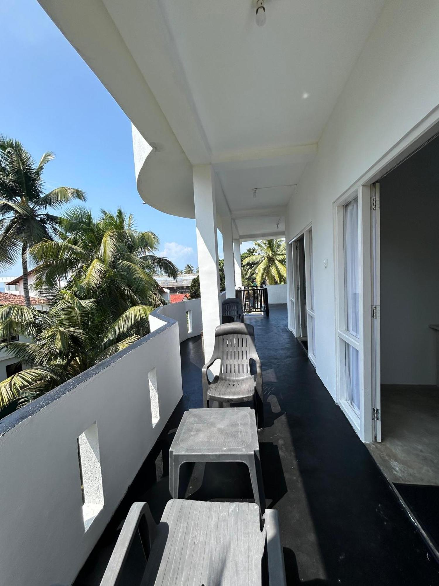 White House & Sea Food Restaurant Vandrarhem Hikkaduwa Exteriör bild